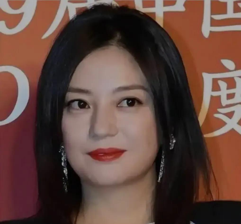小燕子又被关注了，起因是缅甸赌诈主犯余智江曾是前夫黄有龙的亲表弟（姨表兄弟）
