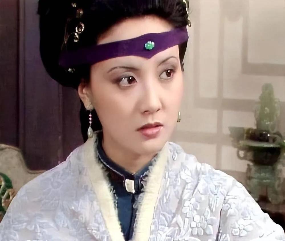 （三）鸳鸯刚烈拒婚无人阻，邢夫人被王熙凤设计
本回一开始邢夫人就计划怎么和贾母说