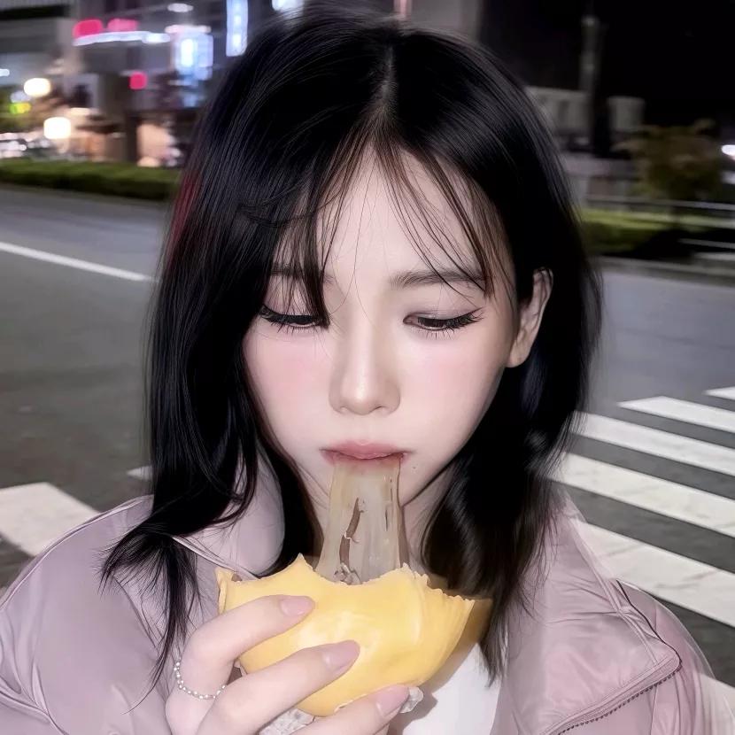 月下轻咬，玉手拈香。温润玉手 戴玉手 凝脂手 月下闻花香 月下闻香 手子香 月下