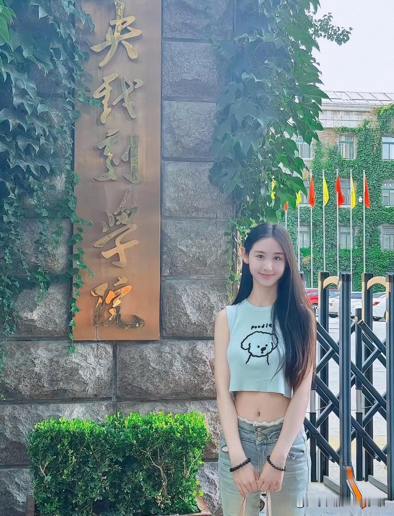 女生第一次带男朋友回家见爸妈，
正相谈甚欢时，女生的弟突然回来了。他上下打量了一