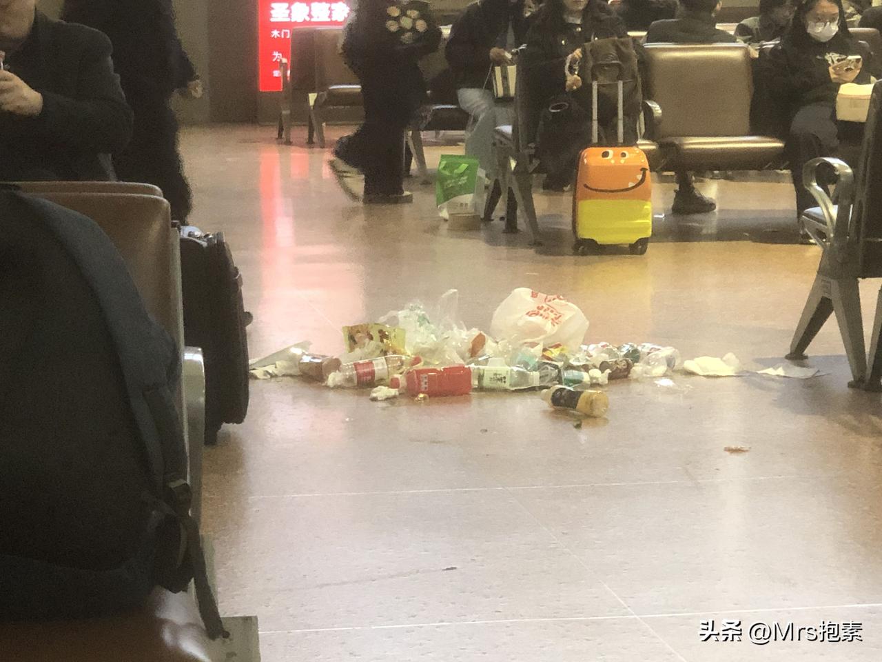 怎么好意思随手丢弃垃圾呢？

图为郑火车站的候车大厅，
保洁员在清扫垃圾，
塑料