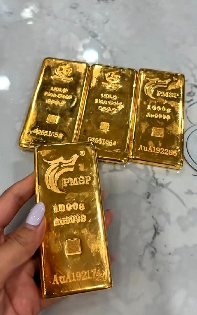 今天买黄金的人，

简直就是撞了狗屎运了。

7月14号，金价跌到了886一克，