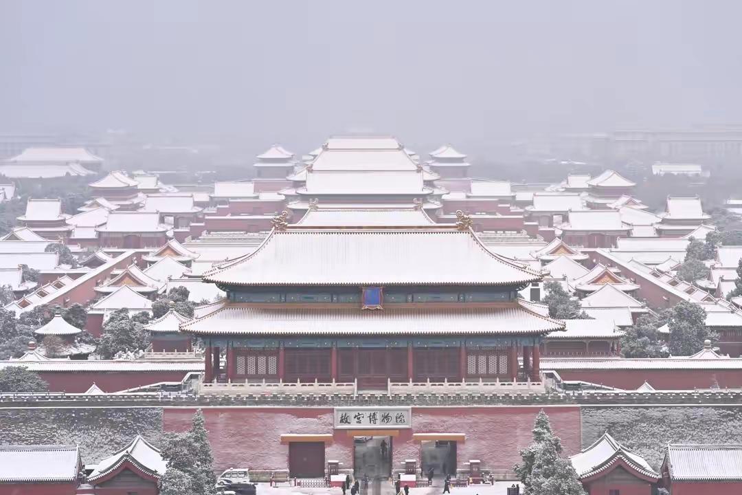 一下雪就赶上故宫闭馆，是不是该改改了？看北京市民踌躇满志的架势，真让人抓狂啊雪后