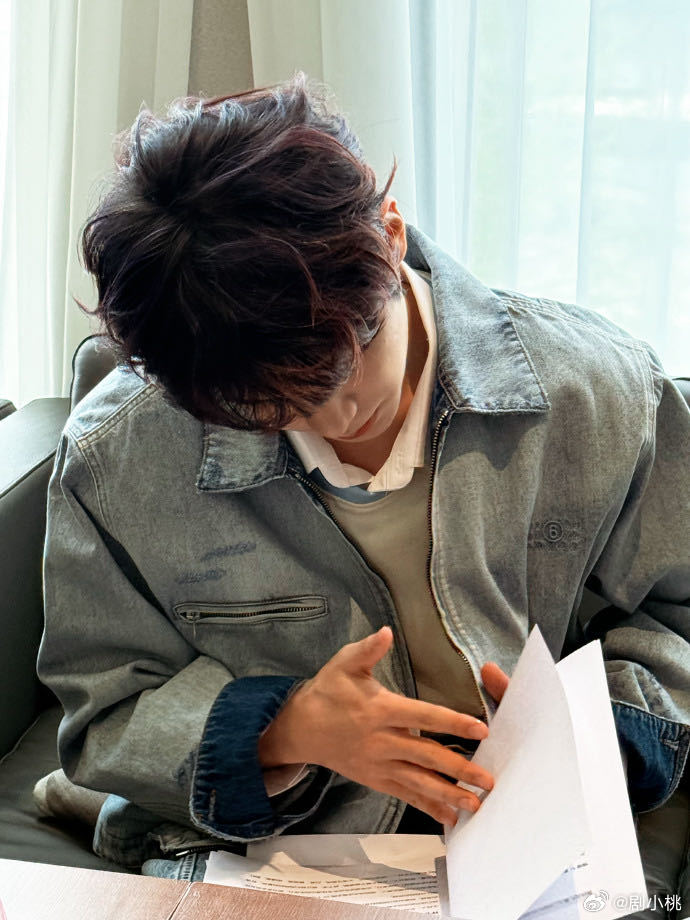 马思纯白客给黄明昊唱偶练主题曲马思纯白客给黄明昊唱eiei 戏里戏外都这么暖心?