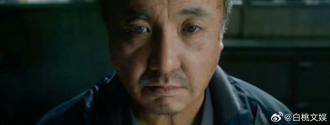 他回“也重要也不重要”时眼没躲，说“得不着”也没耷拉脸。演员那点盼头被他摊开说，