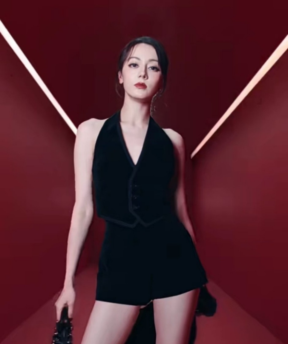 娱乐[超话]迪丽热巴烈艳黑玫瑰迪丽热巴黑丝绒造型热巴黑丝绒造型，烈艳黑玫瑰！ ​
