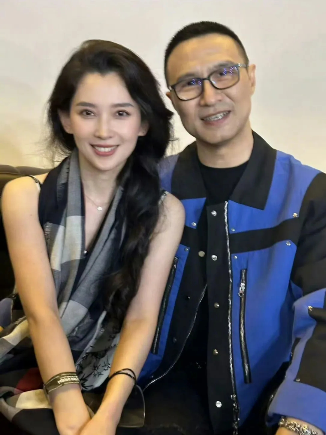 网友调侃汪峰应得民政局结婚明星会员卡，森林北回怼称自己是最差的历任，引发关注。关