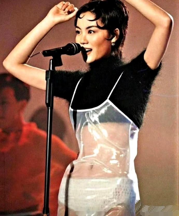 谁还记得94年王菲领奖的透明裙子？现在翻出来看，真的不得不服 