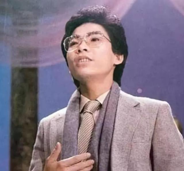 1984年，歌手 张明敏 得知我国举办亚运会的经费，还差了6亿的缺口时，毅然决然