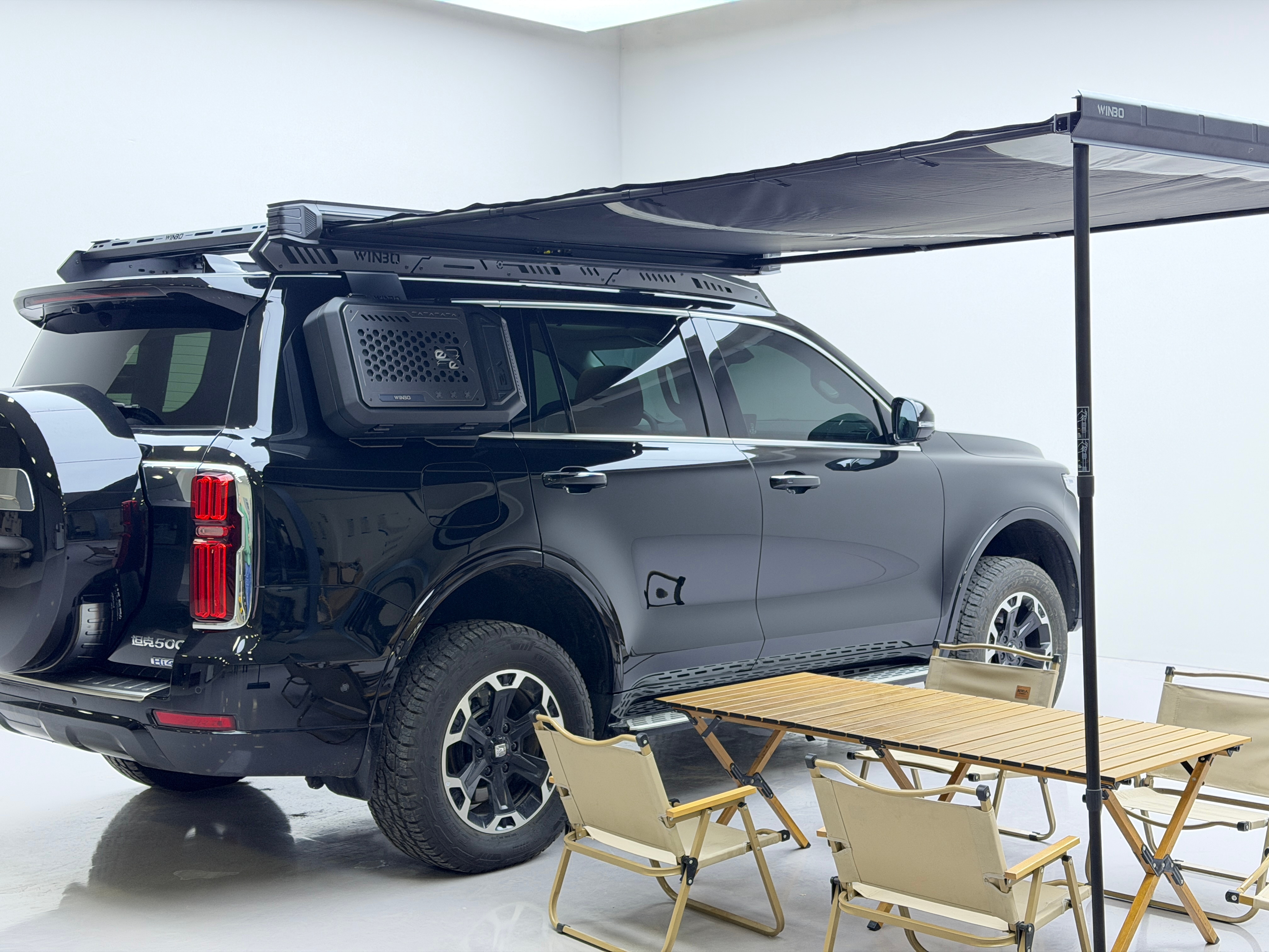 坐在天幕下看远方的雪山湖泊踩着爬梯坐在车顶空间上看日出沿途休息时还能来上一杯咖啡