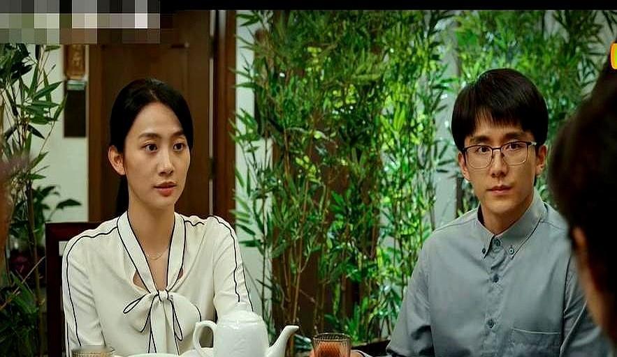 一个姑娘，舅舅是市局领导，能让你少奋斗十年。另一个，除了爱情，什么都给不了你。