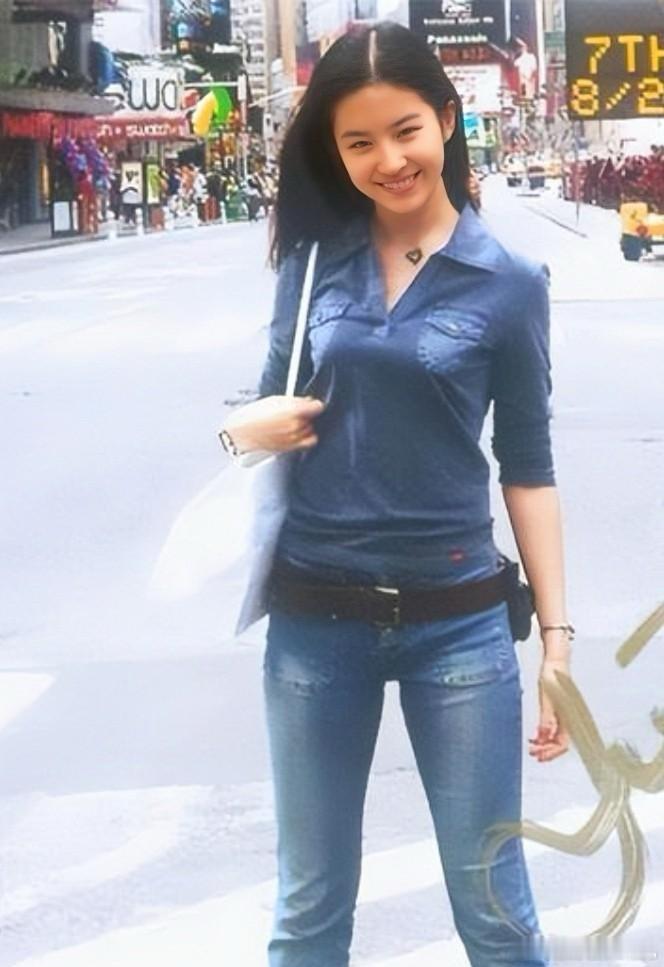 这张照片是神仙姐姐刘亦菲2003年站在美国街头拍的，那时她16岁，长发飘飘，笑容