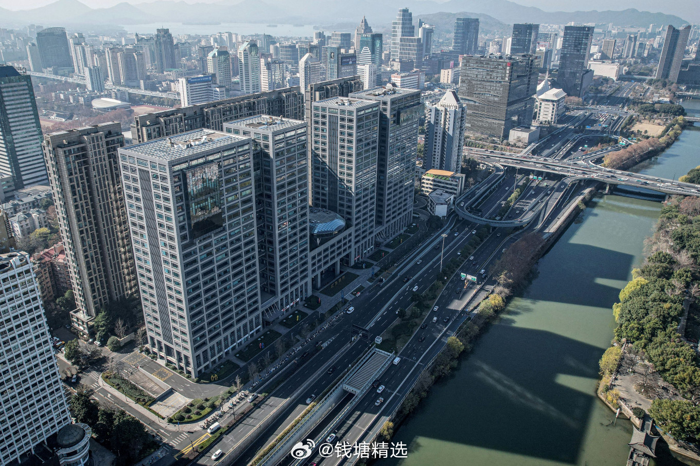 从DeepSeek总部所在的汇金国际大厦望向武林和西湖，目前DeepSeek的融