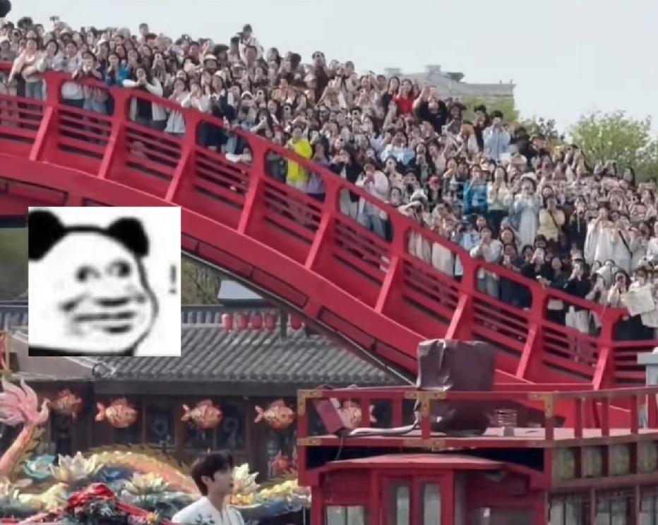 当你觉得自己压力特别大的时候。
可以看看这座桥。
听说上次桥上有这么多人的时候。