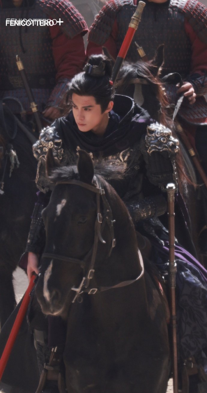 鲜衣怒马少年将军谢景行 王鹤棣铁马金戈单手提枪 鲜衣怒马少年将军谢景行，咱就说铁