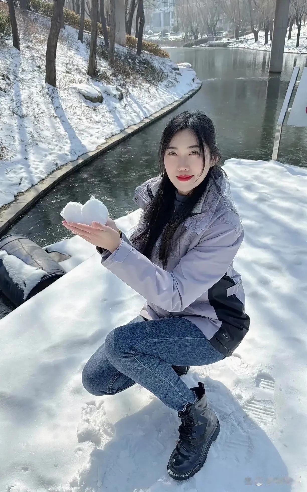 微胖美女，雪地照片，清新淡雅， 出淤泥而不染