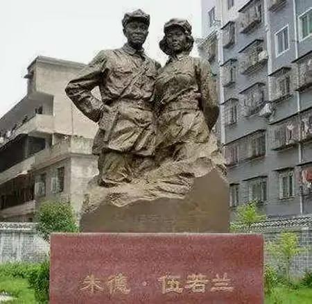 这天，朱德正和妻子吃饭。突然，敌人踹门而入，他们叫嚷着：“抓住朱德！”妻子见状，