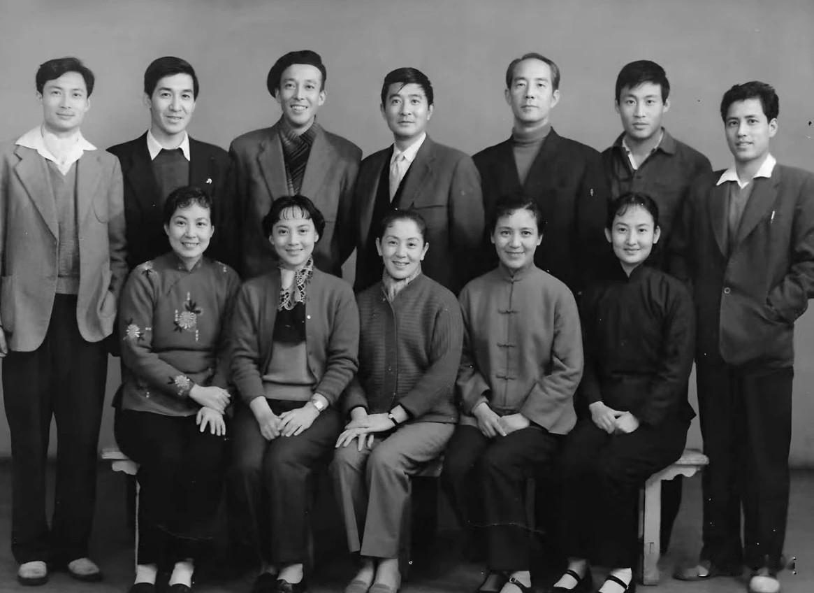 这是上世纪六十年代，上影演员剧团的老演员合影。
有“新中国22大明星” 之王丹凤