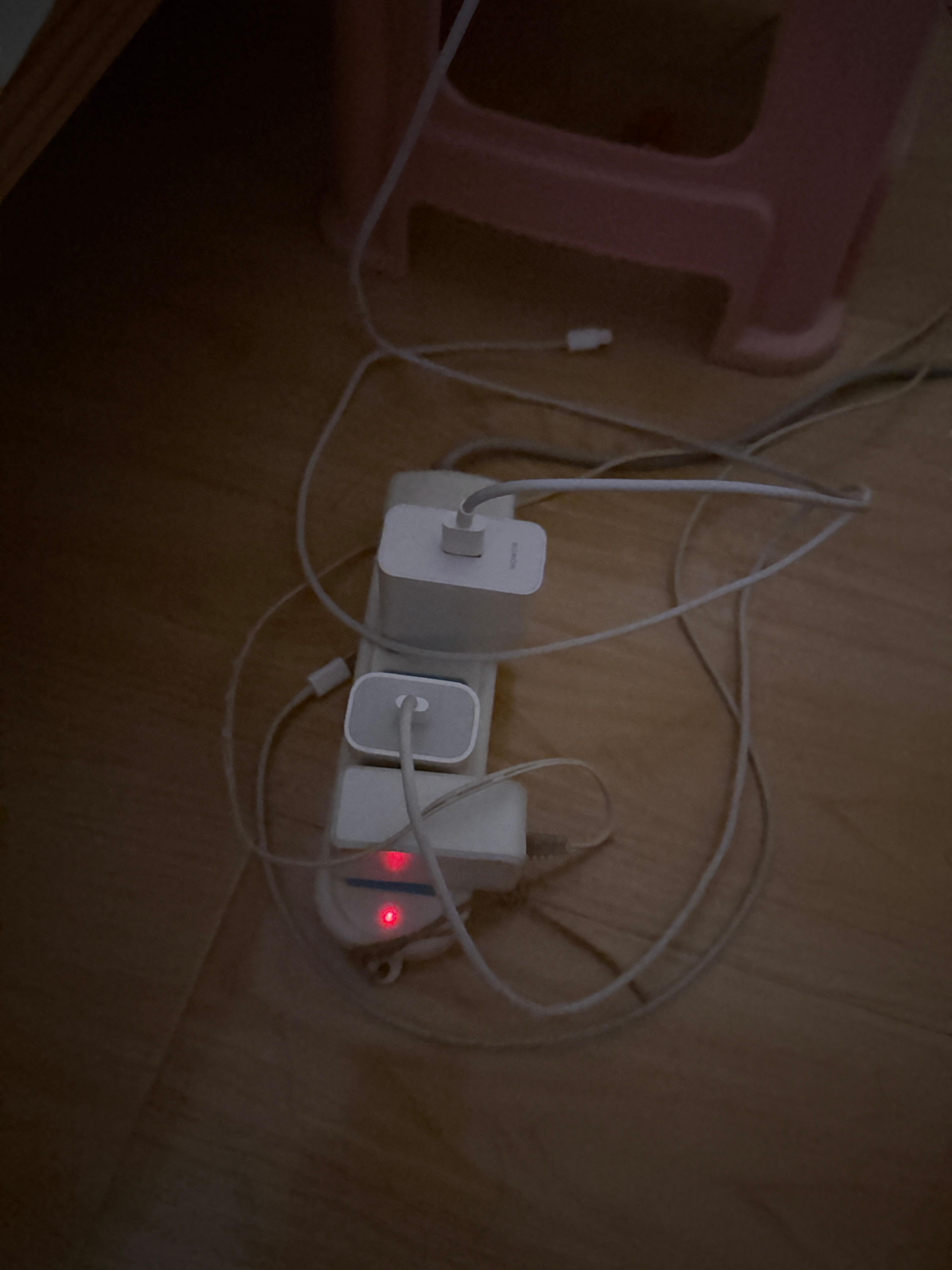 手机充电器千万不要一直插着不拔躺在床上刷微博，低头看了一眼拆排，懒人还在纠结要不