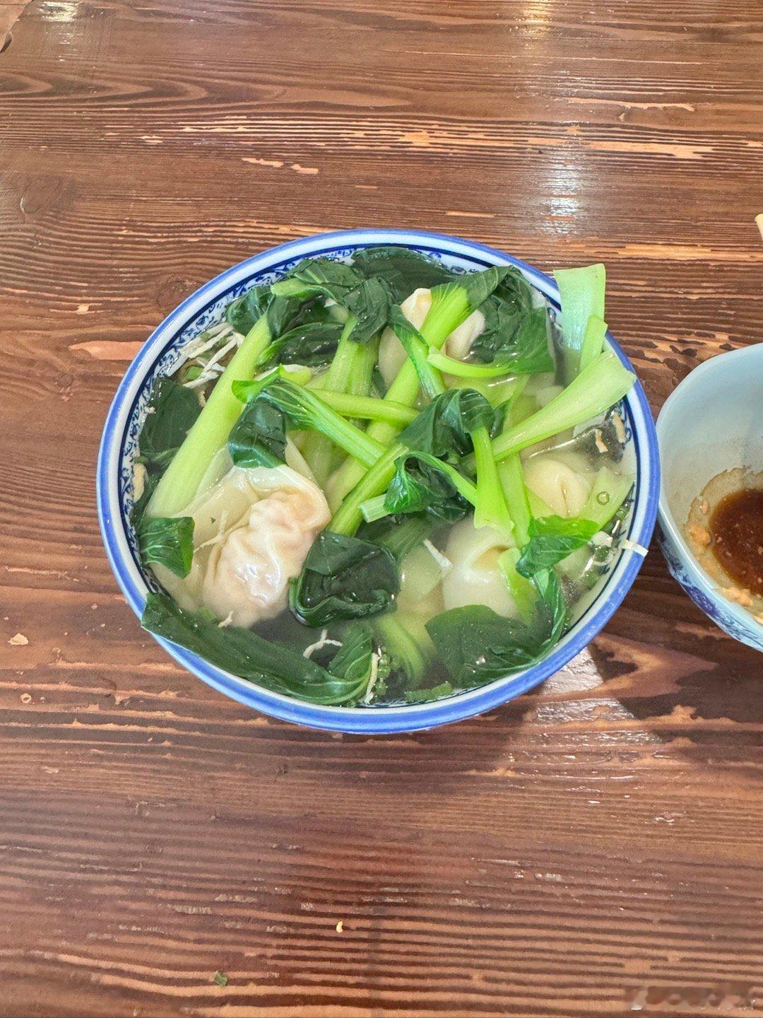 酒店早餐180一位，想想算了出来找个馄饨店，吃他们家最贵的虾仁蛋黄馄饨，30元一