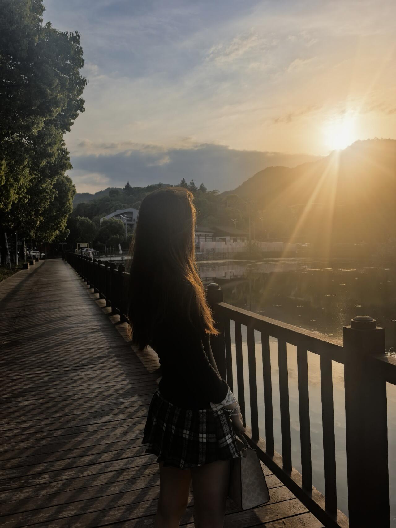 女人都有一个通病
没有男人时，想男人
有了男人后，又嫌男人烦

一个人的时候，觉