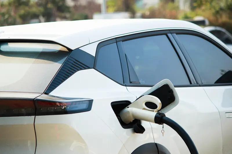 行业趋势与2026年展望
‌市场转型‌：新能源从"细分选项"发展为"市场主流"，