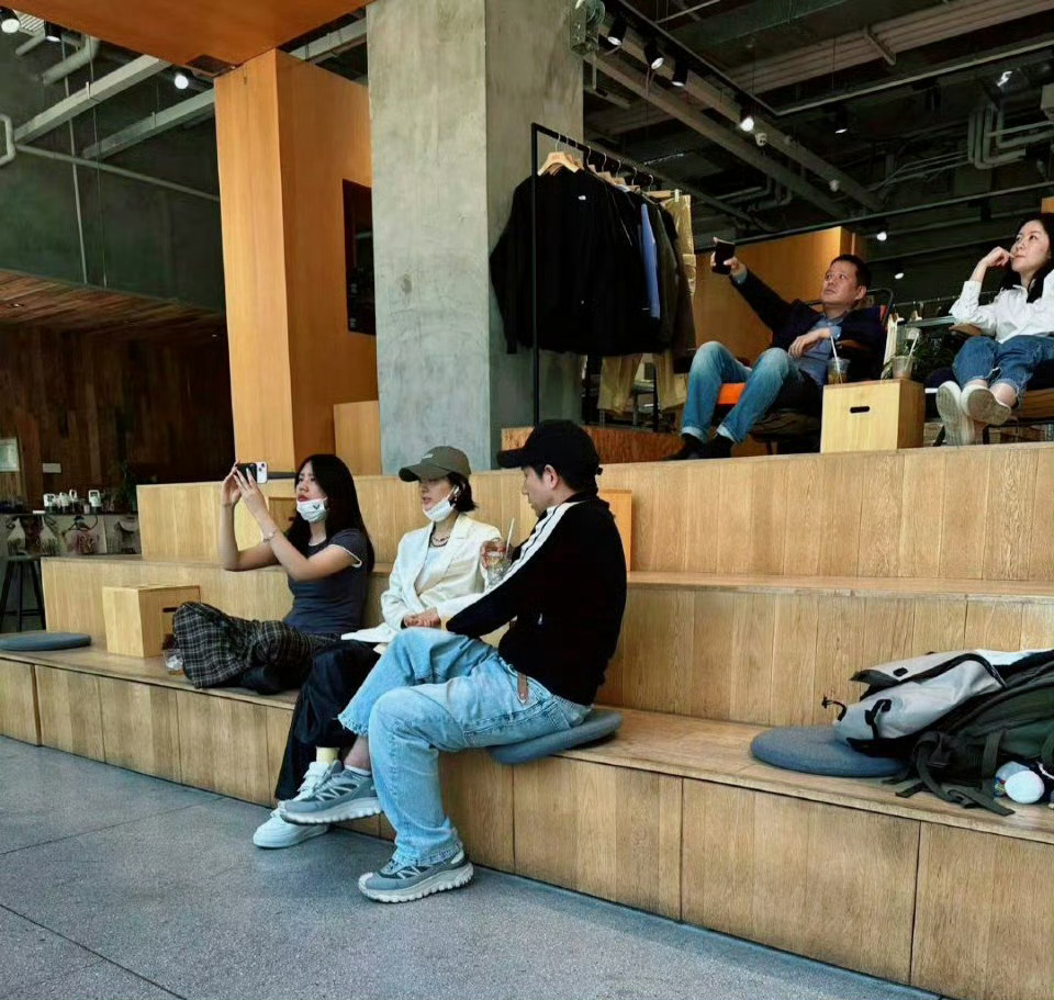 赵丽颖新恋情 网友都比狗仔强，这狗仔连个同框都拍不到，好失败的狗仔，我借你一张在