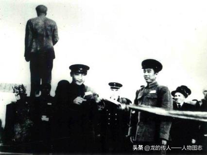 1952年王震、赛福鼎·艾则孜为十月汽车修配厂开工剪彩。