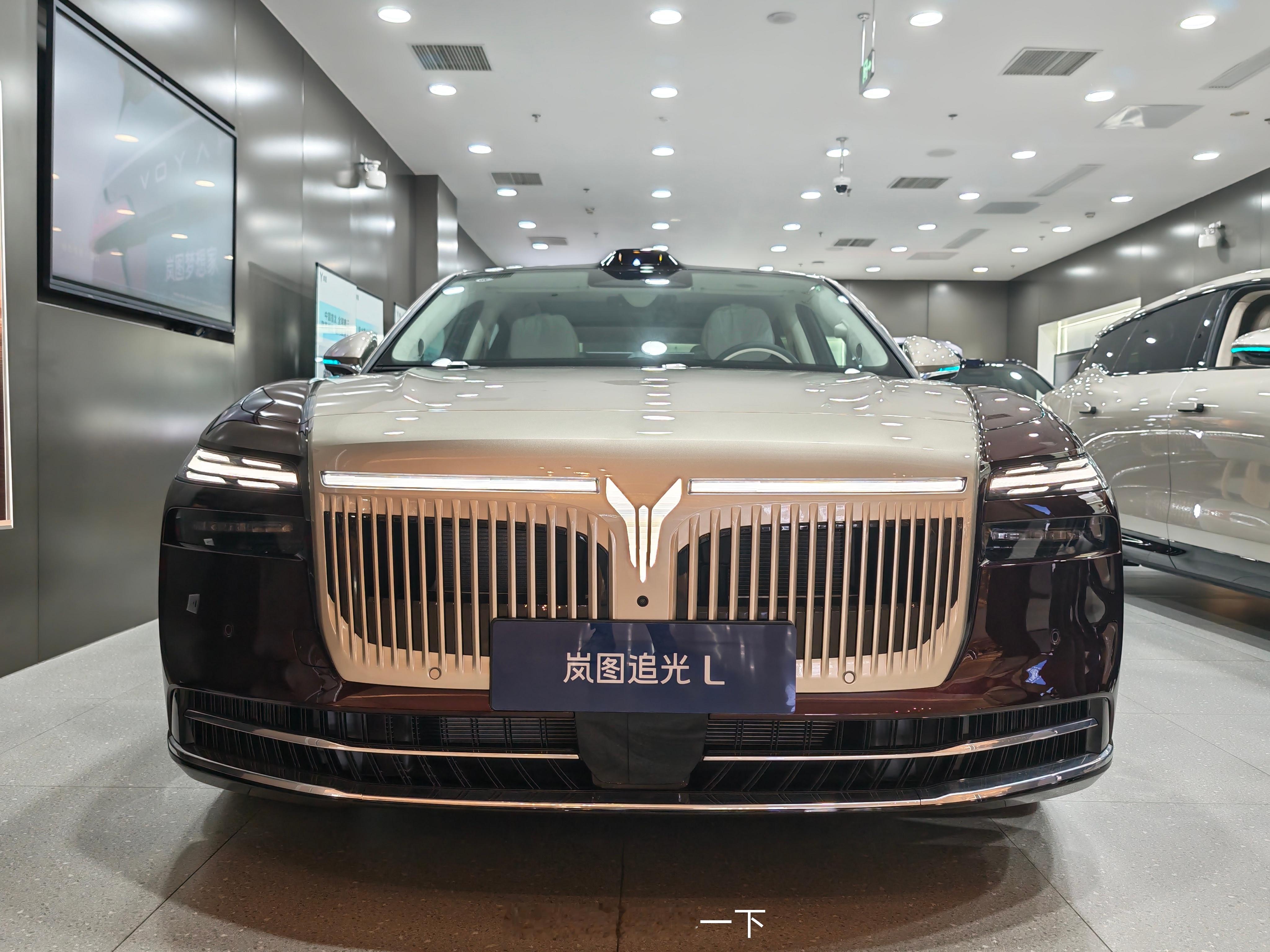 今晚去看了看岚图追光L，总体体验下来我感觉实际价格可能会来到30万以下起步，它是
