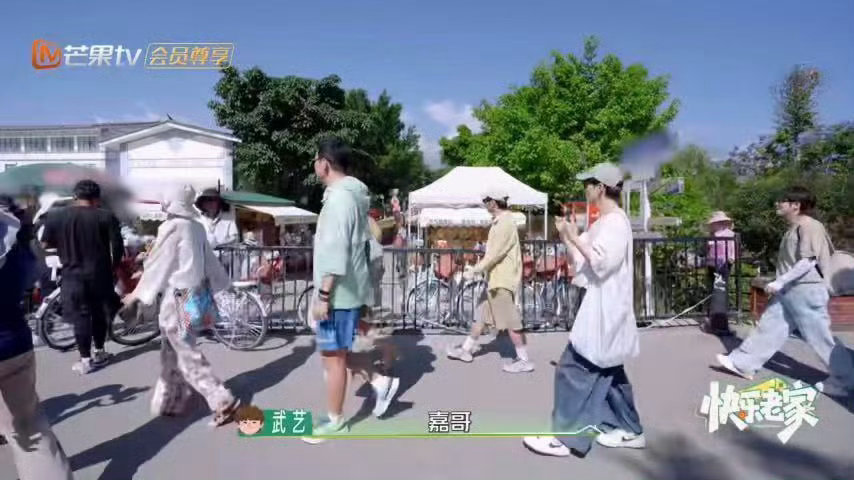维嘉偶遇易烊千玺立牌的反应完全演出来偶遇自家偶像的我本人，猝不及防撞见立牌，第一