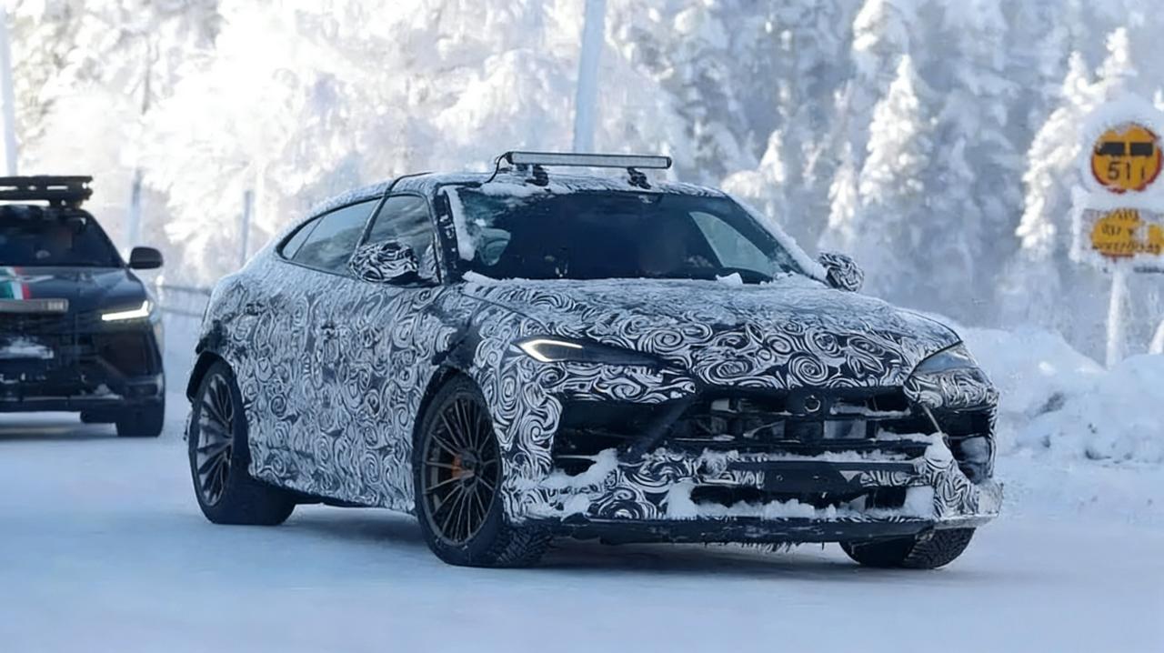 兰博基尼Urus SE Performante路测实拍图 熏黑大灯+双边四出排气