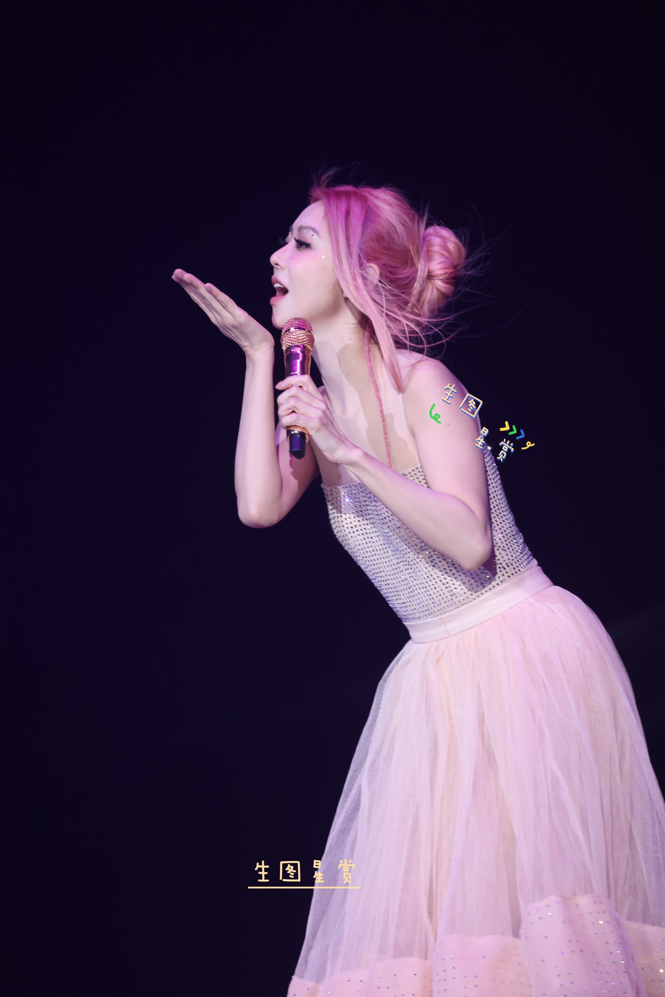 薛凯琪佛山演唱会造型三，粉粉的仙女下凡到人间🌸💓 ​​​