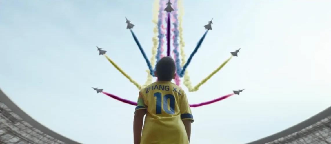 当“七彩祥云”在足球场上空浮现，枭龙知道，那是073回来了！

电影《长空之王》