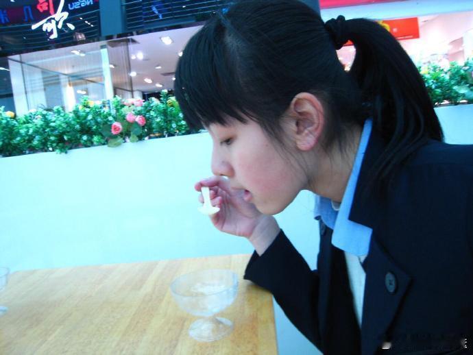 学生时代的陈都灵 考古到学生时期的！真的是从小美到大，齐刘海下的嘟嘟好萌 ​​​