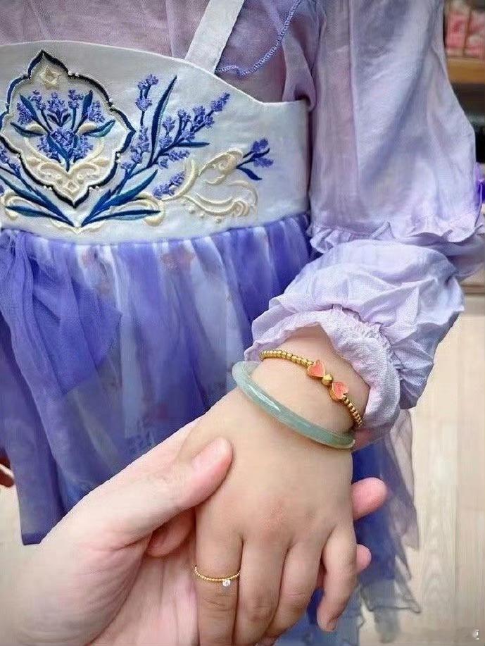 老师说明天不要再戴这个镯子来学校了 