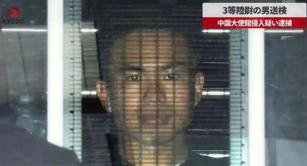 [下雨]日本23岁少尉带18厘米厨刀闯使馆，右翼还喊万岁，高市早苗靠山凉透了。