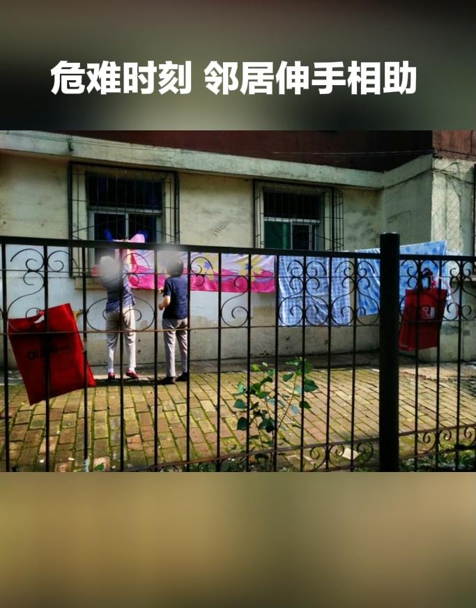 深夜家中突遭变故，女孩崩溃无助，万幸邻居火速赶来相助。
 
独自面对至亲骤然离去