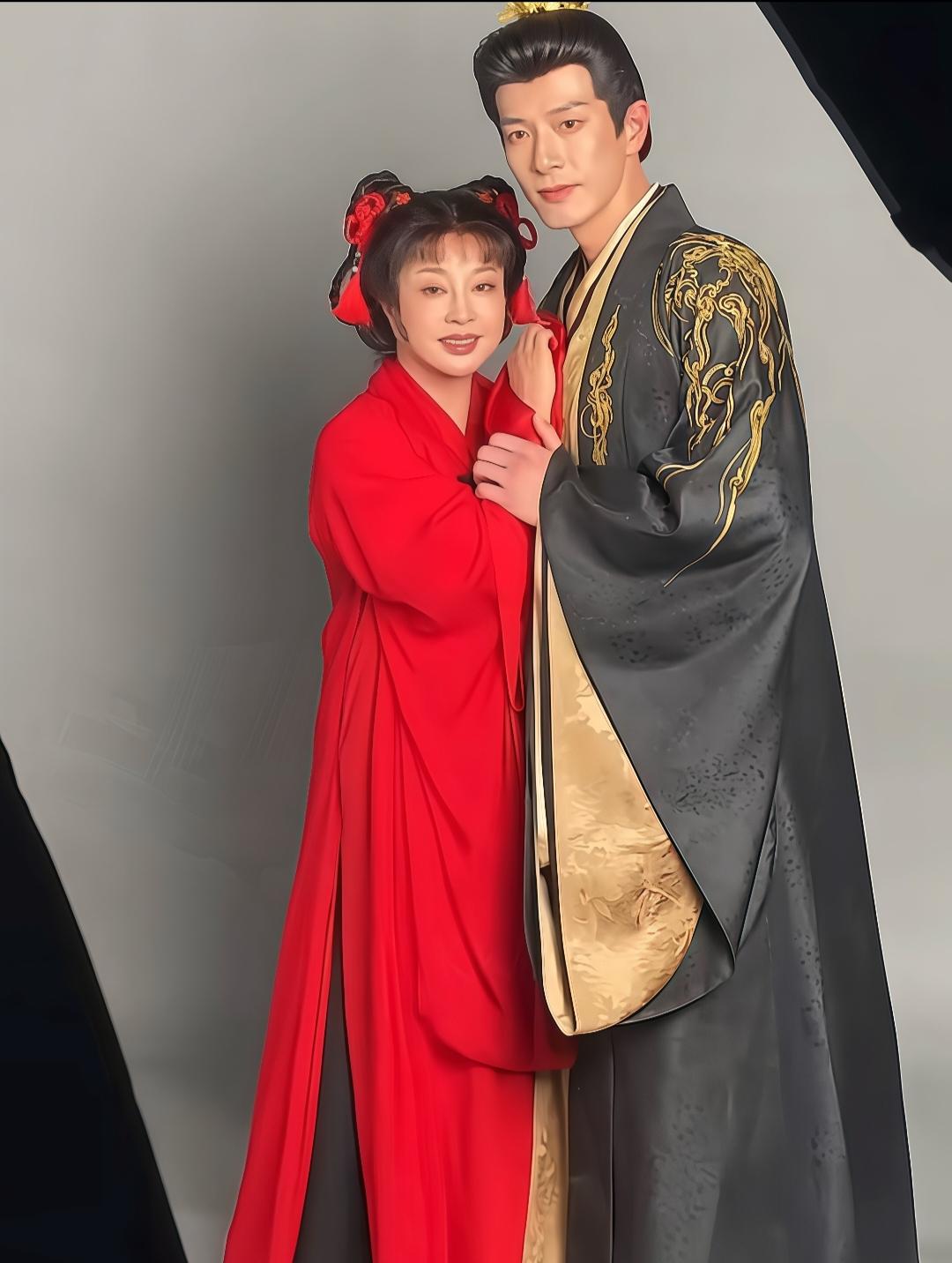75岁的晓庆姐穿红色衣服扎马尾演短剧，紧握年轻男演员双手叫：哥哥。真的佩服她啊！