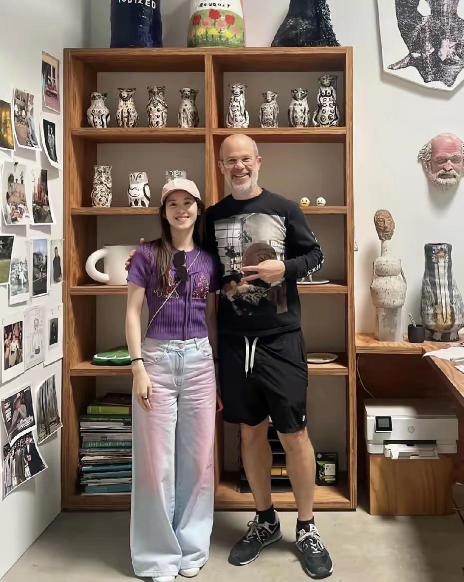 章泽天晒出在洛杉矶晚宴的照片，她连换三套造型，非常隆重！她还特别晒出和脱口秀演员