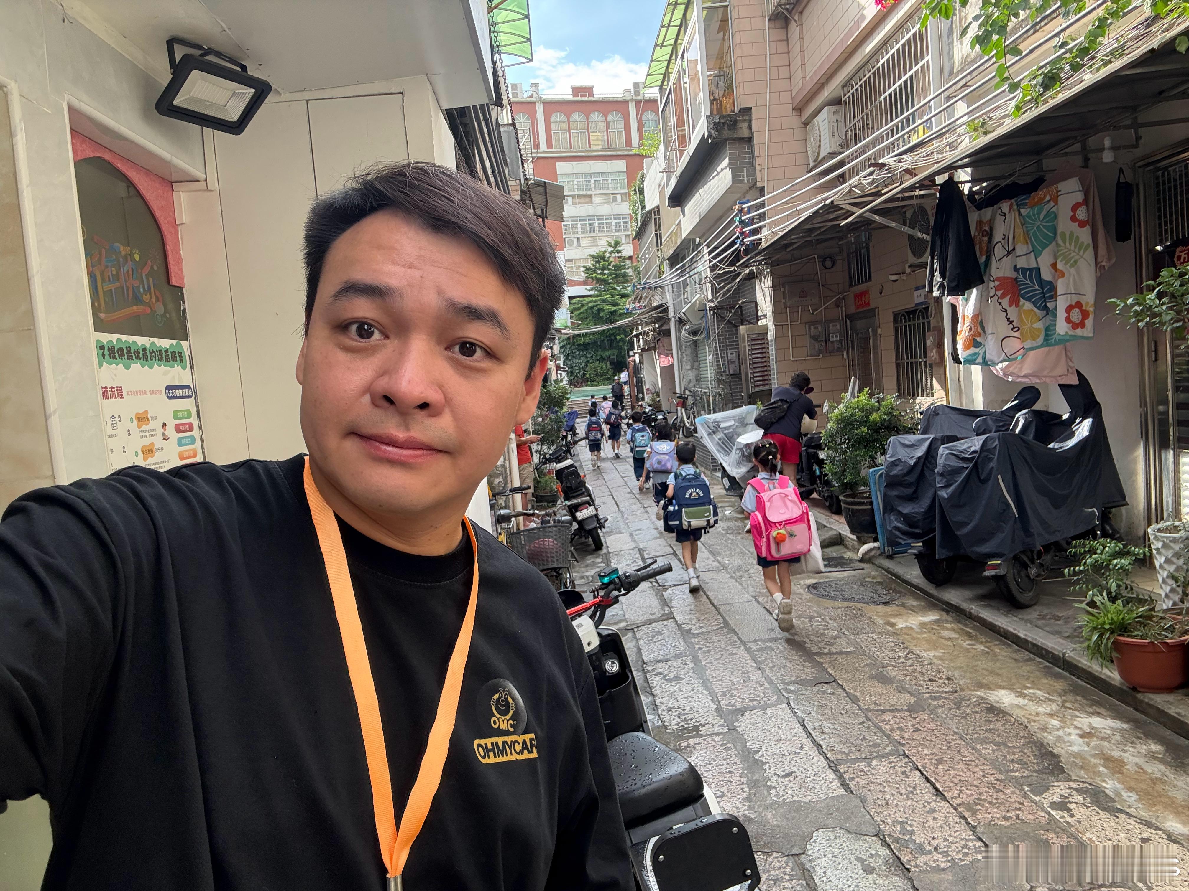 今日做值日家长，深感粤语严峻，广州老城区学校，个个学生倾计都用普通话的[允悲] 