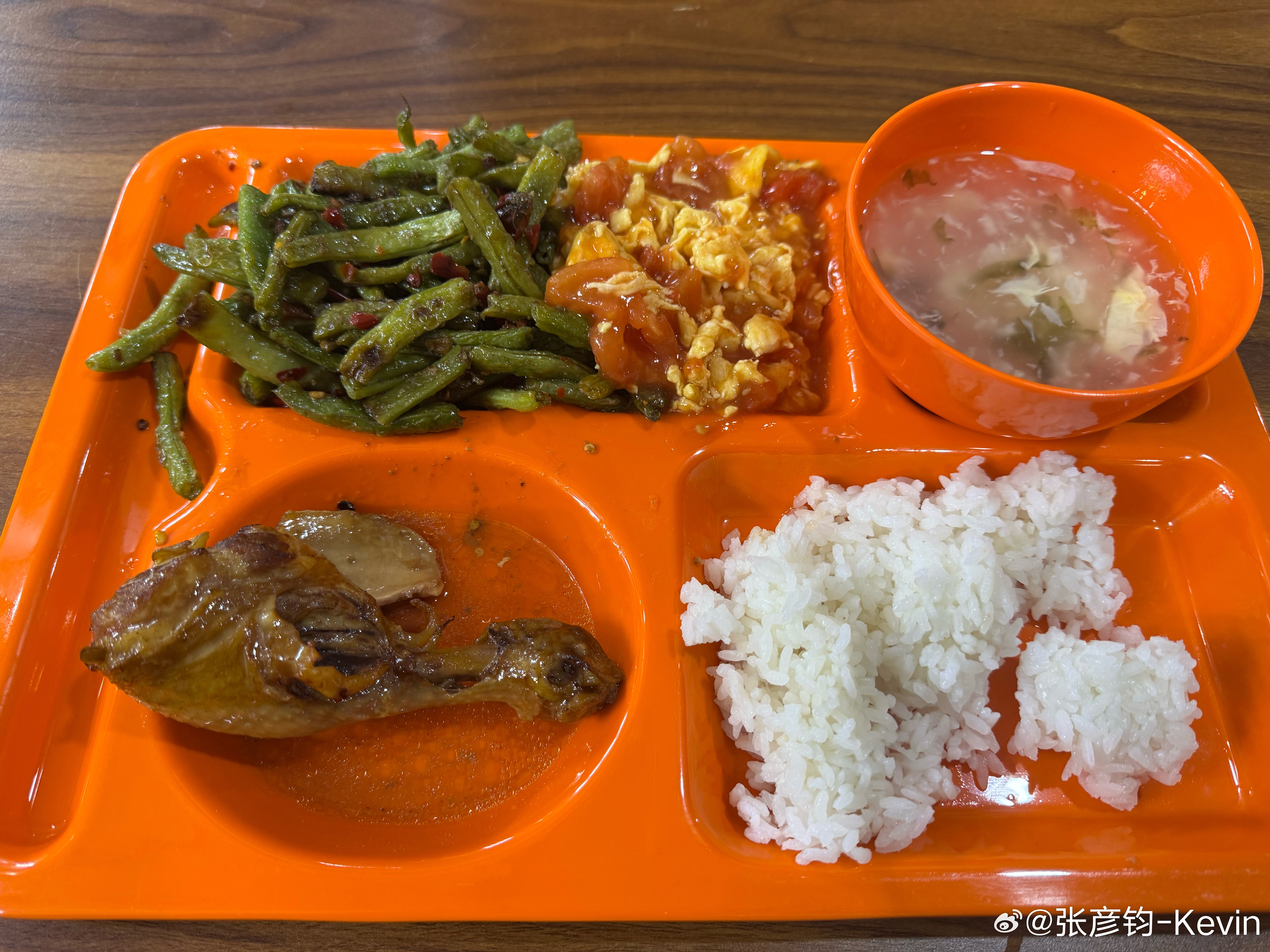 我这人吧，特怕浪费粮食，而且岁数越大、走的地儿越多看得越多，越怕浪费。结果中午来