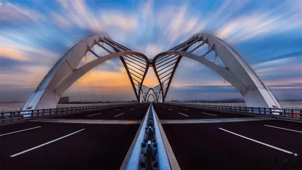 19000吨钢筋“从天而降”，大桥剪彩前突然垮掉，75人当场身亡

中国拥有领先