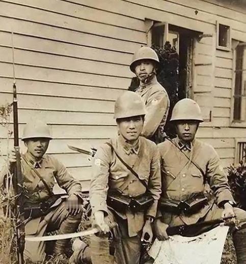 1943 年，一铜匠被鬼子抓去搬弹药。鸡贼的铜匠每次趁鬼子不注意，扛着弹药箱偷摸