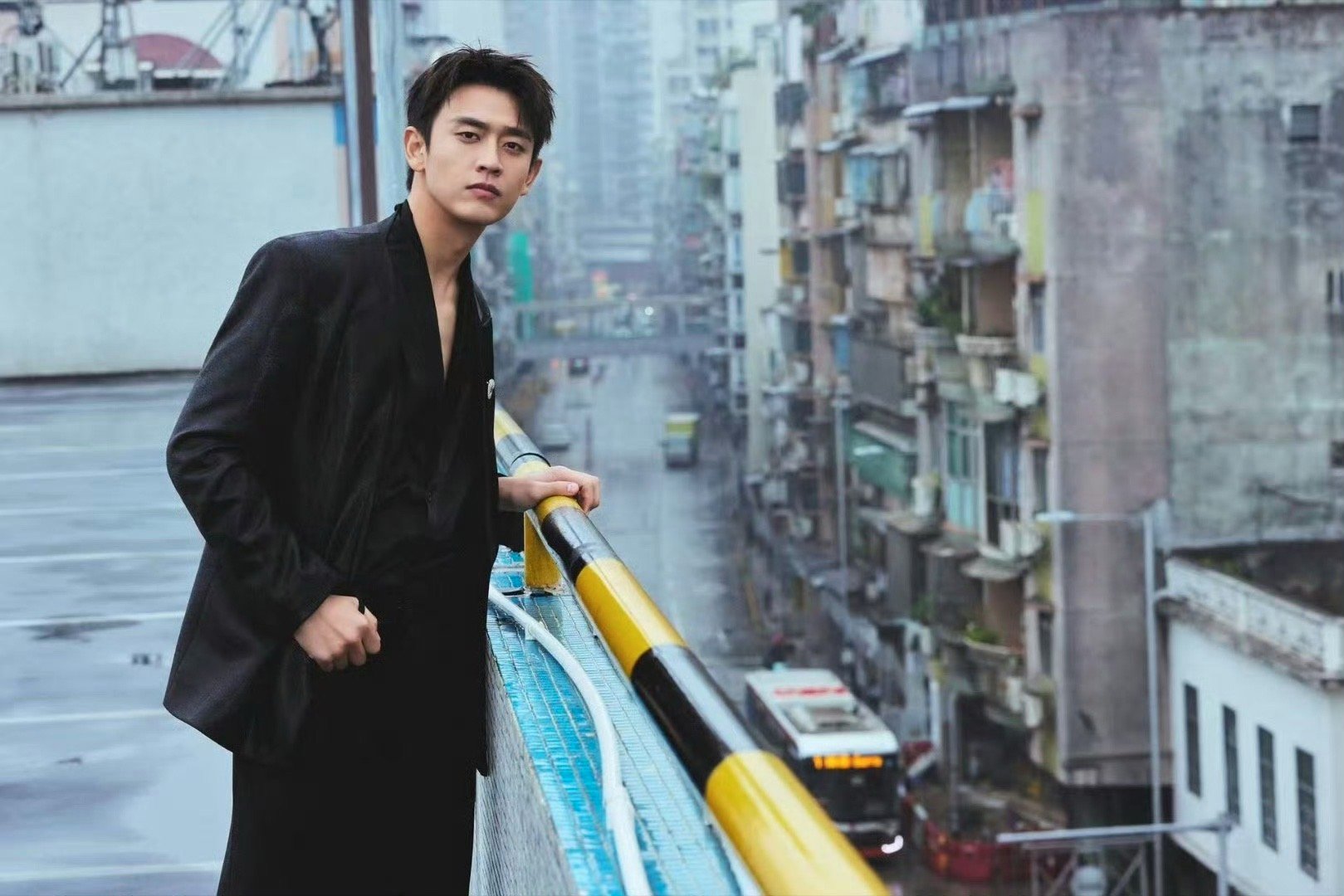 王天辰两种风格两种反差 一边是气场全开的“Daddy风”，沉稳又飒爽；一边是松弛