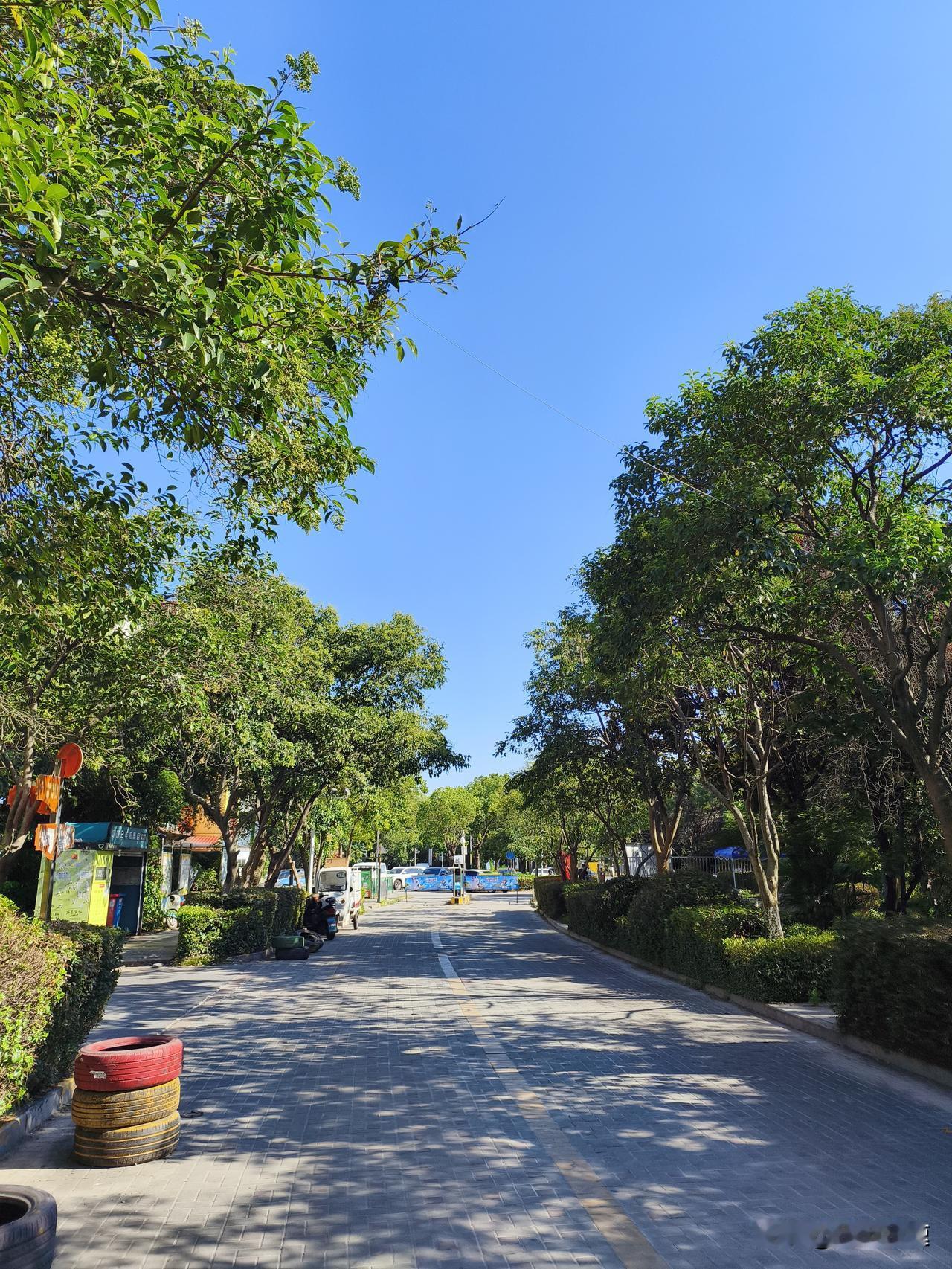 它核心架构有三件套，天工网解决偏远地区网络覆盖，生产时延低至10ms；天工云存储