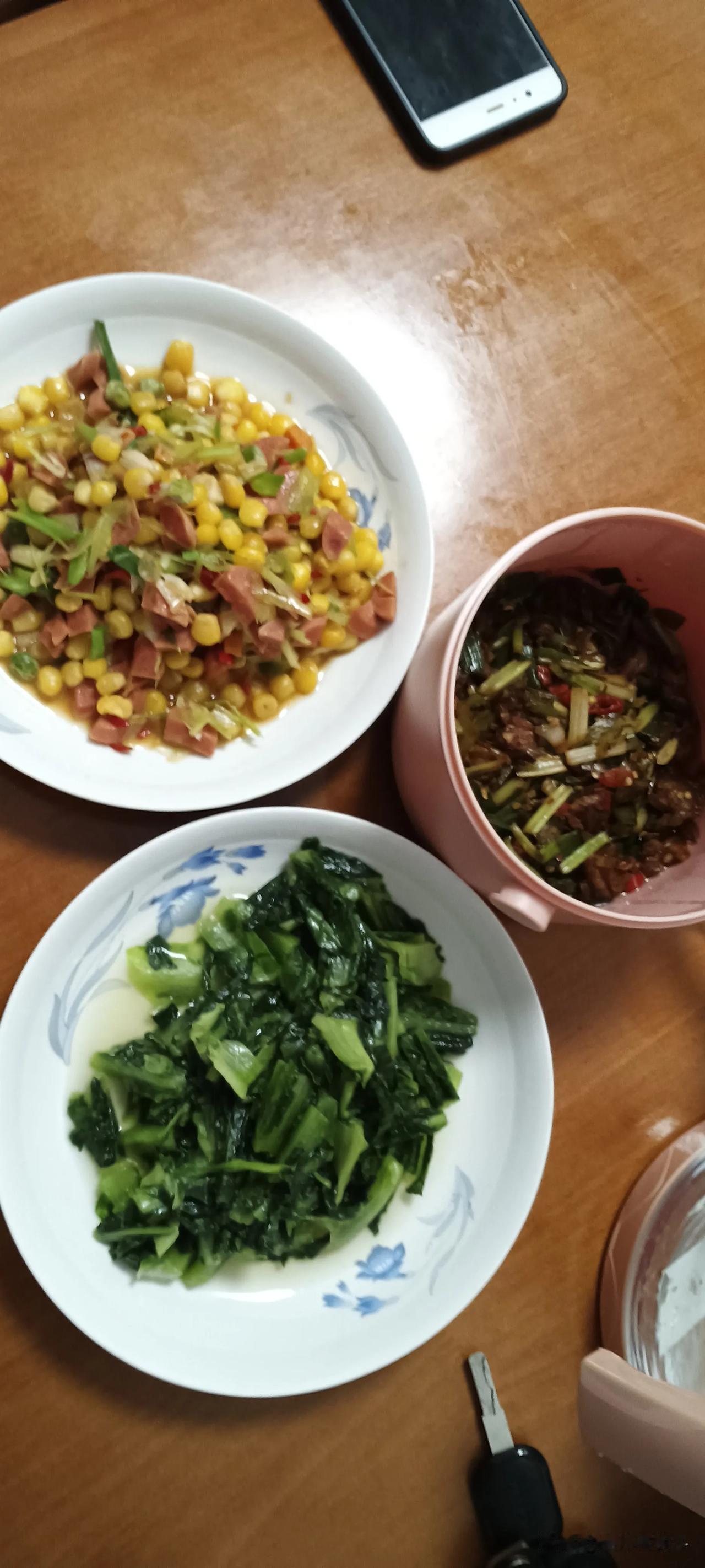 #每日三餐打卡#
辣椒炒肉
油麦菜
玉米青豆胡萝卜火腿肠共炒
有荤有素
营养均衡