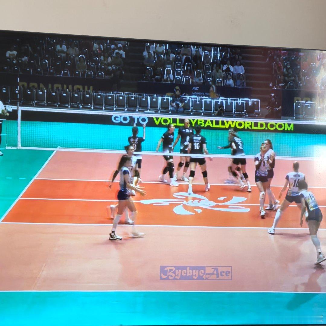 曼谷这个亚冠比赛馆还是蛮适合排球比赛的，汽水女排加油吧 