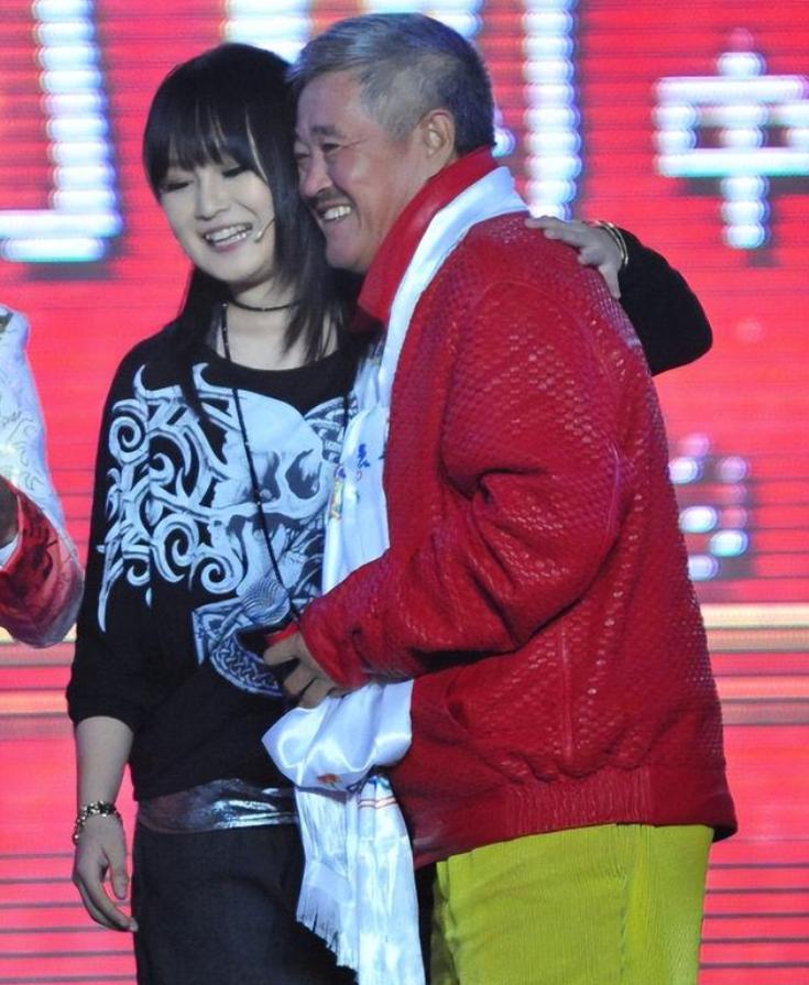 一次，赵本山和前妻生的大女儿赵玉芳来家中探望，赵本山的老婆马丽娟表现冷漠，一句话