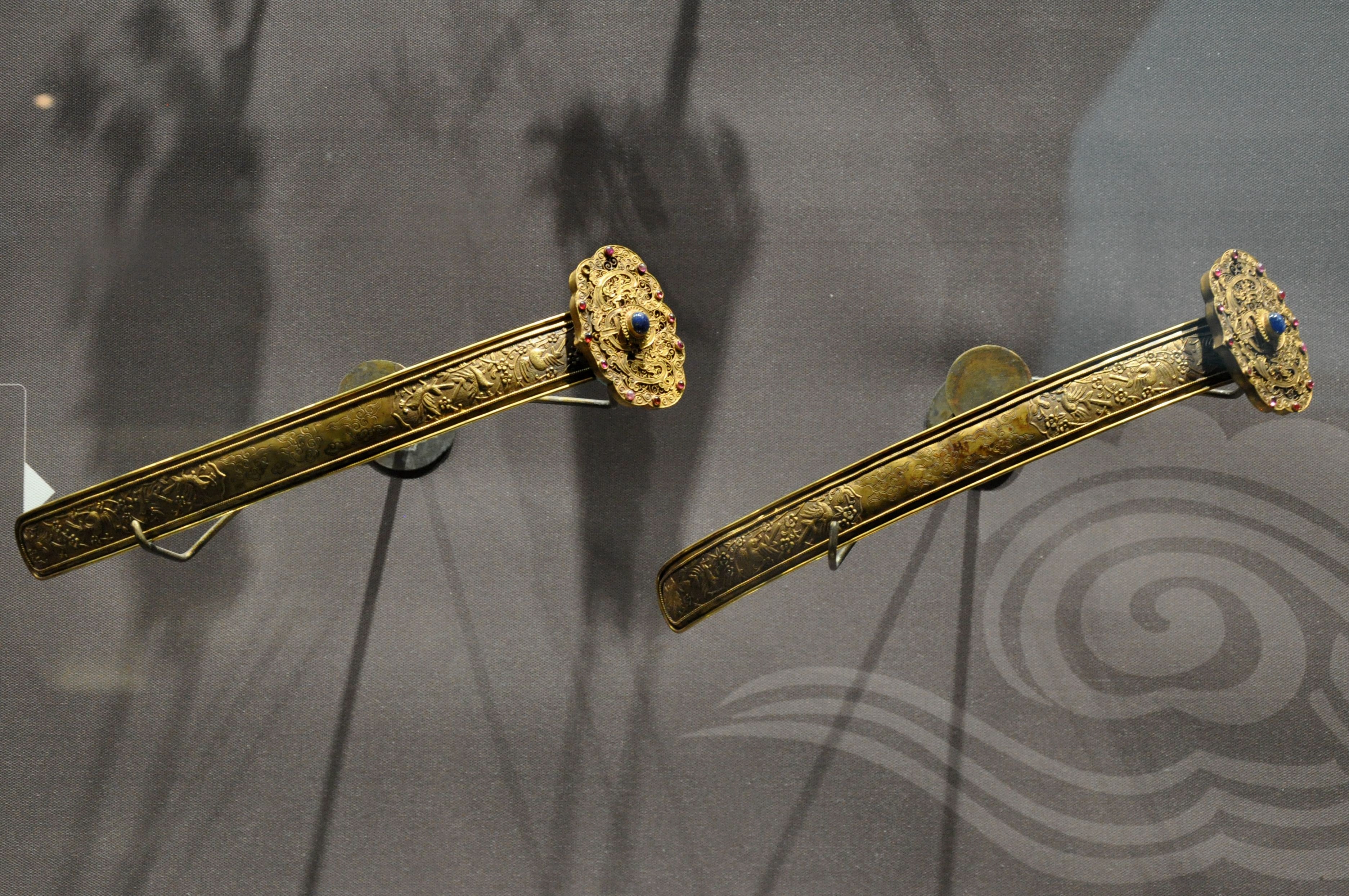 东波斋藏明代 嵌宝石掐丝金如意 ​​​