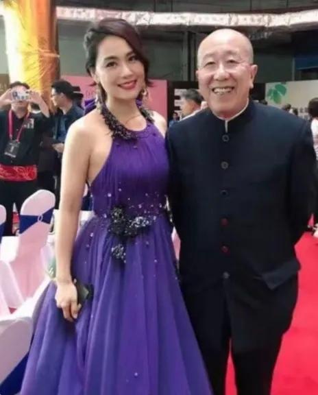 大家还记得照片中这个美女吗？在《还珠格格》里我觉得她比紫薇还漂亮，现在老了感觉越